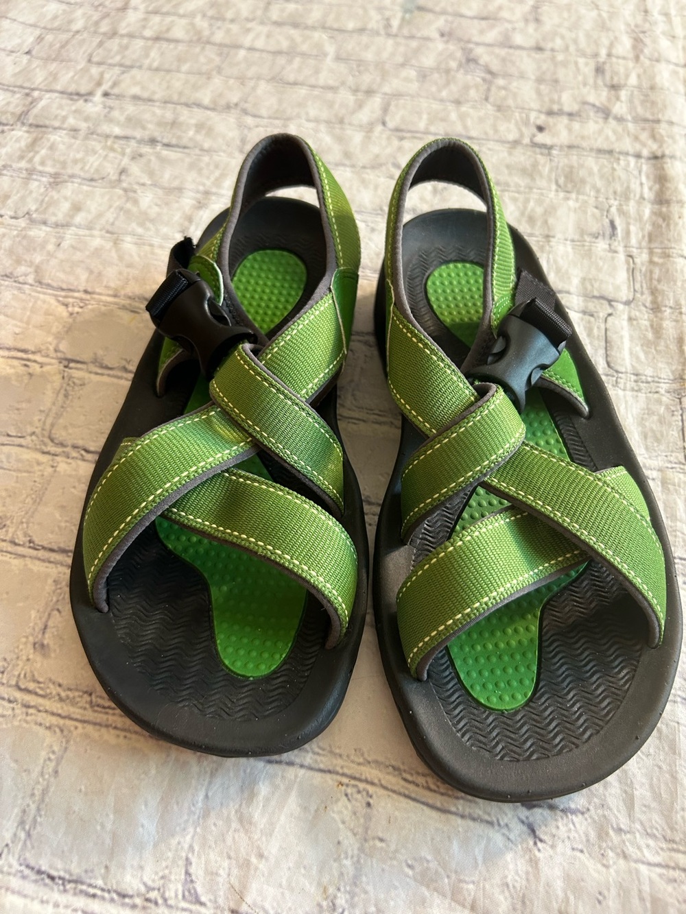 LANDS’END SUMMER GREEN LT YELLOW STITCHING BLACK FOOTBED AND CLOSURE SANDALS 9B